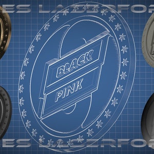 Puede incluir: Un diseño de plano para una moneda con un diseño de remolino negro y rosa y las palabras "BLACK PINK" en letras blancas. La moneda está rodeada por un anillo de estrellas.