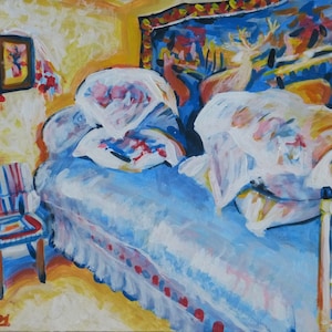 Może przedstawiać: Malowanie przedstawiające sypialnię z niebieskim łóżkiem, białymi poduszkami i krzesłem w paski. Łóżko ma biało-czerwoną wzorzystą narzutę, a na ścianie za łóżkiem wisi gobelin z motywem jelenia.