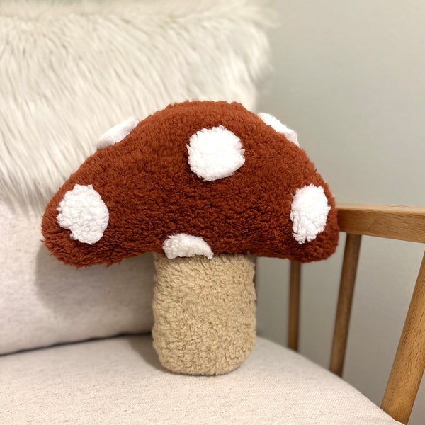 Mini coussin en peluche champignon sherpa en cuivre - coussin décoratif sherpa, coussin champignon, décor champignon