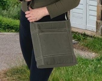 Vegansk axelväska för kvinnor. Denna hållbara axelväska är tillverkad av 100 % bomull/canvas. Stor tygväska, en utmärkt presentidé för kvinnor.