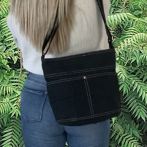Damen Vegan Umhängetasche. Die nachhaltige Crossbody Hobo Tasche ist aus 100% Baumwolle/Canvas Große Stofftasche als Geschenkidee für Frauen