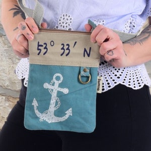 Vegane Umhängetasche mit Maritim Aufdruck. Crossbody Bag mit Anker Design. Blaue kleine Handy Tasche. Crossover Tasche als Mädchen Geschenke