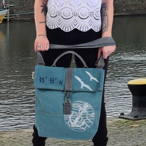 Sunsa Damen Umhängetasche. Blaue Maritim crossbody Bag. Vegane Crossover Tasche mit Anker Motive Aufdruck. Große Schultertasche