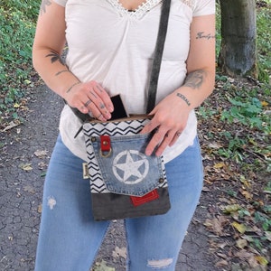 Kleine Retro Design Umhöngetasche. Vegane Crossbody Bag mit stren . Nachhaltige Crossover Jeanstasche für Damen oder Teenies. Sunsa Taschen