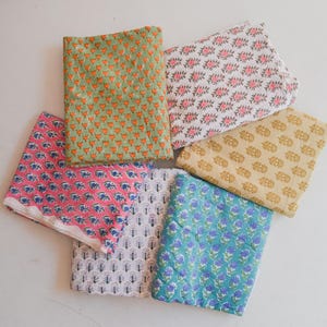 Tessuto di cotone con stampa a blocchi indiana per la realizzazione di nuovi vestiti per bambini, tessuto organico, tessuto per artigianato con stampa floreale, copricuscino per tende da arredamento per la casa