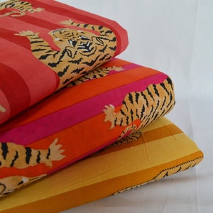 Tessuto con stampa di tigre tibetana, stampato a mano, tagliato su misura, tessuto per sartoria, tessuto per abiti per bambini e boho.