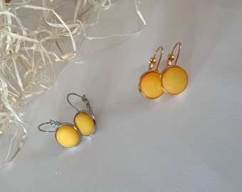 Stainless steel or gold-plated earrings with Polaris cabochons in saffron