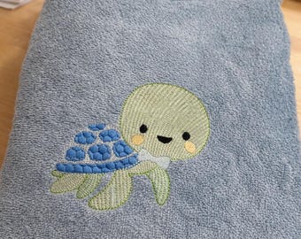 Badponcho, babyponcho, broderad med applikation och namn