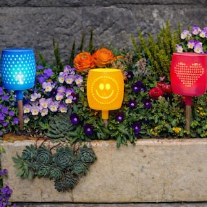 Gartenstecker incl. wasserdichtem LED Licht – Smiley, Herz oder Punkte,farbige Gartenwindlicht – Garten Deko – Outdoor Leuchte–Beetstecker