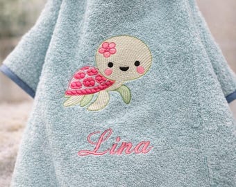 Badponcho, babyponcho, broderad med applikation och namn