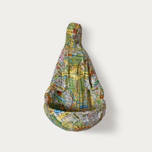 Maria ama Berlim. A imagem da Virgem Maria é feita à mão em gesso e está inserida em um mapa de Berlim - Eu sou um berlinense.