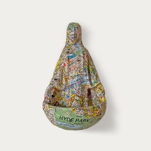 Maria ama Londres. Estátua de gesso moldada à mão da Virgem Maria, envolta em um mapa de Londres - Eu sou londrino.