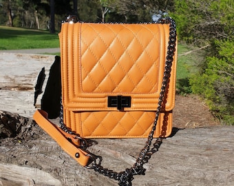 Bolso de hombro de piel acolchada italiana con cadena