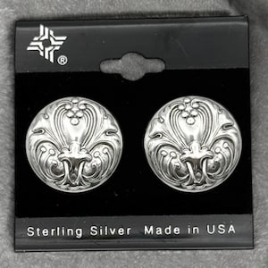 Pendientes vintage estilo Art Nouveau eduardiano con botón redondo de plata esterlina repujada, nuevos en cartón. Hechos en EE. UU.