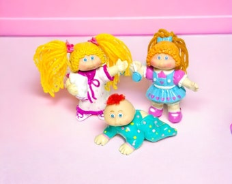 Vintage Cabbage Patch Kinder PVC Mini Figuren Garn Haar 1985 Lot von 3 Baby YoYo Kissen