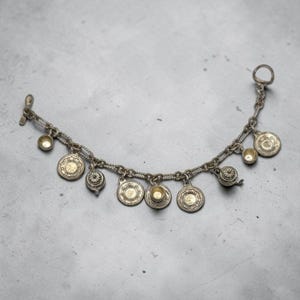 Vintage-Armband mit Teeparty-Anhängern in Silberoptik • Anhänger in Form von Teekanne, Tasse und Untertasse • 19 cm langer Löffel mit Knebelverschluss • Verspielter Retro-Schmuck