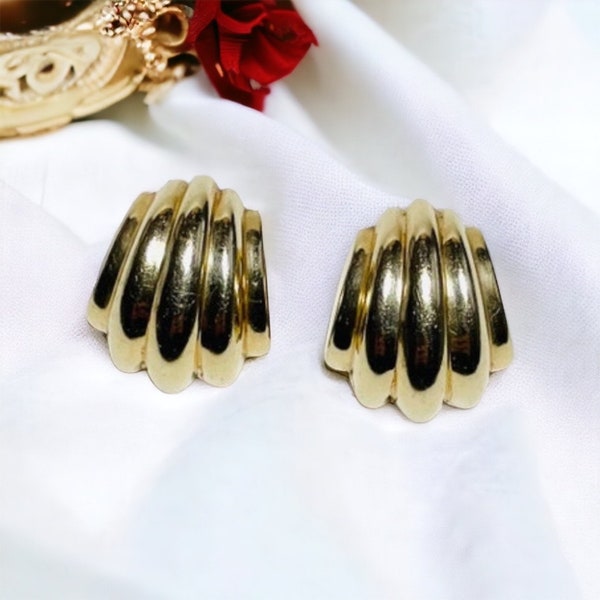 Vintage 14K Yellow Gold Shell Style Clip On Earrings Stamped A/C with Anchor