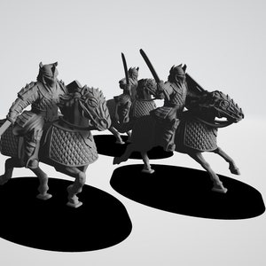 Puede incluir: Tres figuras en miniatura de plástico gris de caballeros a caballo. Cada caballero lleva armadura y sostiene una espada. Los caballos llevan armadura y tienen bridas. Las figuras están sobre bases circulares negras.