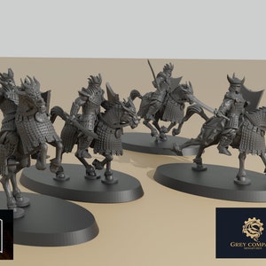 Puede incluir: Cinco figuras en miniatura de plástico gris de caballeros a caballo, colocadas en formación de batalla. Los caballeros llevan armadura y cascos, y sostienen espadas y escudos. Los caballos también están armados y tienen cuernos en la cabeza. Las figuras están sobre bases circulaires.