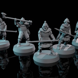 Puede incluir: Cinco figuras en miniatura de plástico gris de guerreros que llevan cascos y armadura de malla, sosteniendo lanzas y hachas. Las figuras están de pie sobre bases redondas.
