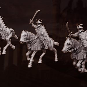 Puede incluir: Tres figuras grises en miniatura de guerreros montados, cada uno con una espada y un escudo. Los caballos están blindados y los jinetes llevan cascos. Las figuras están sobre un fondo oscuro, lo que sugiere un tema de fantasía.