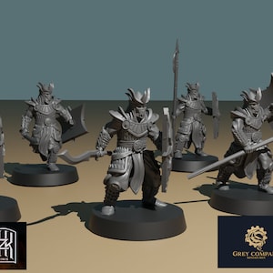 Puede incluir: Seis figuras en miniatura de plástico gris de guerreros que llevan cascos y armaduras, sosteniendo armas como espadas, lanzas y escudos. Las figuras están de pie sobre bases redondas.