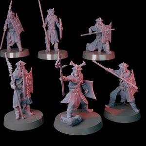 Puede incluir: Seis figuras en miniatura de plástico gris de guerreros que sostienen lanzas y escudos. Las figuras están de pie sobre bases redondas.