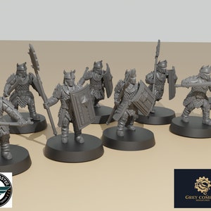 Puede incluir: Un conjunto de diez figuras en miniatura sin pintar de guerreros, cada una con un escudo y un arma, de pie sobre bases redondas. Las figuras son de plástico gris y están listas para ser pintadas.