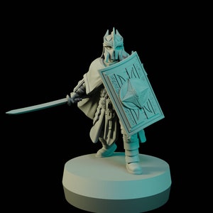 Puede incluir: Una figura miniatura gris de un guerrero con casco que sostiene una espada y un escudo. El escudo tiene un diseño decorativo.