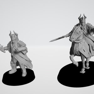 Puede incluir: Dos figuras en miniatura de caballeros pintadas de gris, una a pie y otra a caballo, ambas con cascos con cuernos y empuñando espadas.