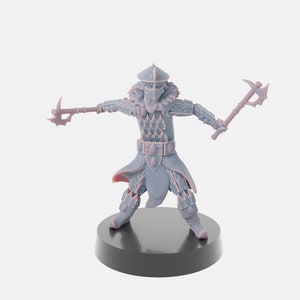 Puede incluir: Una figurita miniatura gris y rosa de un guerrero con casco y empuñando dos hachas. La figurita está de pie sobre una base negra.