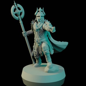 Puede incluir: Una figura en miniatura de plástico gris de un guerrero que lleva un casco y una armadura, sosteniendo un bastón con una cabeza con hoja. La figura está de pie sobre una base redonda.