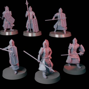 Puede incluir: Seis figuras en miniatura de plástico gris de guerreros, cada una con una lanza y un escudo, de pie sobre bases redondas. Las figuras están representadas en diferentes posturas de combate.