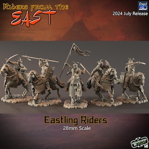 Puede incluir: Colección de figuras en miniatura de Jinetes del Este, escala 28 mm, para juegos de mesa. Las figuras están montadas a caballo y armadas con lanzas, escudos y banderas. El texto "Riders from the East" y "Eastling Riders" es visible.