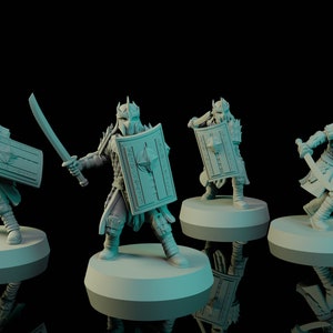 Puede incluir: Cuatro figuras en miniatura de guerreros que llevan cascos y armaduras, sosteniendo espadas y escudos. Las figuras están pintadas de color gris claro y están de pie sobre bases circulares.