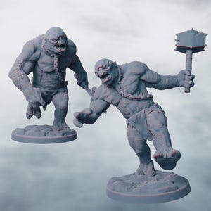 Puede incluir: Dos figuras grises de fantasía de humanoides musculosos con rostros gruñones y cadenas alrededor del cuello. Una figura sostiene un arma. Las figuras están sobre bases redondas y texturizadas. El fondo es gris suave.