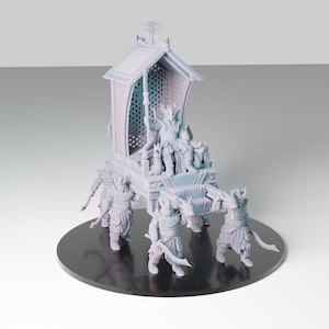 Puede incluir: Una miniatura blanca y detallada de un palanquín llevado por cuatro figuras. El palanquín tiene un techo y una figura sentada en su interior. Las figuras que llevan el palanquín llevan armadura y empuñan armas.