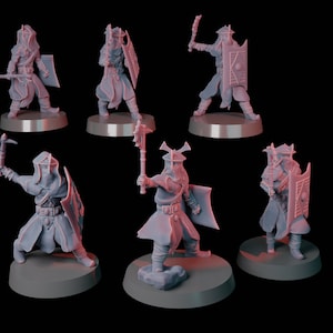 Puede incluir: Seis figuras en miniatura de guerreros que llevan cascos con capucha y armaduras, sosteniendo armas y escudos. Las figuras están pintadas de color gris claro y están de pie sobre bases circulares.