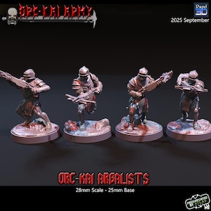 以下が含まれることがあります： 詳細な鎧とクロスボウを備えた4つのOrc-Kai Arbalistsのミニチュアが、円形のベースに立っています。フィギュアはダイナミックなポーズで、アクションを暗示しています。「Orc-Kai Arbalists」というテキストとスケール情報が表示されています。