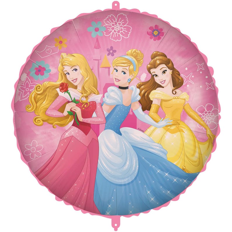 Puede incluir: Un globo redondo de papel de aluminio rosa con ilustraciones de tres princesas: Aurora con un vestido rosa sosteniendo una rosa, Cenicienta con un vestido azul y Bella con un vestido amarillo. El globo tiene un borde festoneado rosa y dise&ntilde;os florales y de castillo.