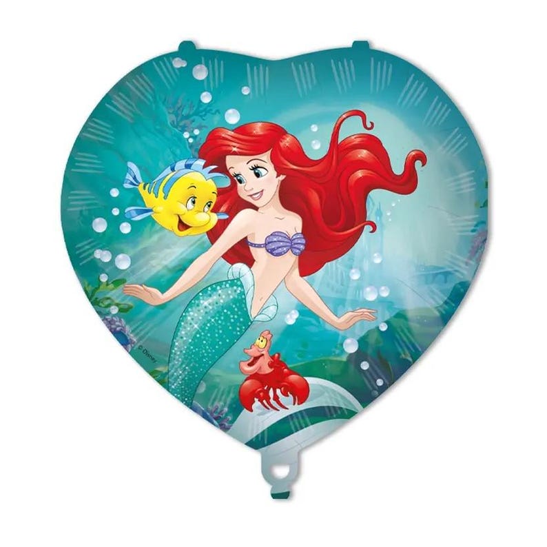 Puede incluir: Globo de aluminio con forma de coraz&oacute;n con Ariel de La Sirenita. Ariel tiene el pelo rojo, un top de conchas moradas y una cola turquesa. Tambi&eacute;n se representan Flounder y Sebasti&aacute;n. El fondo es una escena submarina turquesa.