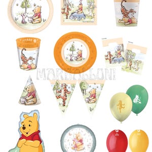 以下が含まれることがあります： くまのプーさんをテーマにしたパーティー用品セット。紙皿、紙コップ、ナプキン、パーティーハット、三角フラッグ、バルーンが含まれています。各アイテムには、プーさん、ティガー、ピグレット、イーヨー、ラビットのイラストが柔らかな色合いで描かれています。