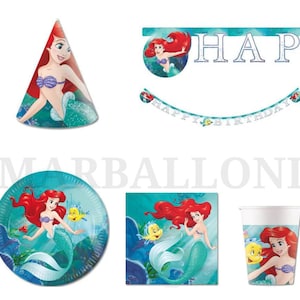 Könnte beinhalten: Ein Set an Ariel die Meerjungfrau Partyartikeln, bestehend aus einer Partymütze, einem Banner, einer Girlande, einem Pappteller, einer Serviette und einem Pappbecher. Die Artikel sind alle mit Ariel, Flounder und anderen Meeresbewohnern verziert.