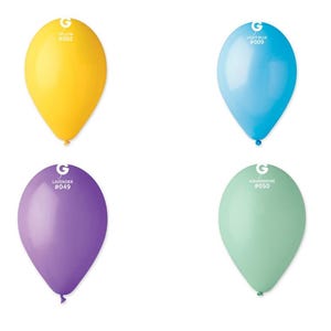 Puede incluir: Cuatro globos de colores: amarillo, azul claro, lavanda y aguamarina. Cada globo tiene una etiqueta blanca con una letra y un n&uacute;mero. El globo amarillo est&aacute; etiquetado como "YELLOW #002". El globo azul claro est&aacute; etiquetado como "LIGHT BLUE #009". El globo lavanda est&aacute; etiquetado como "LAVENDER #049". El globo aguamarina est&aacute; etiquetado como "AQUAMARINE #050".