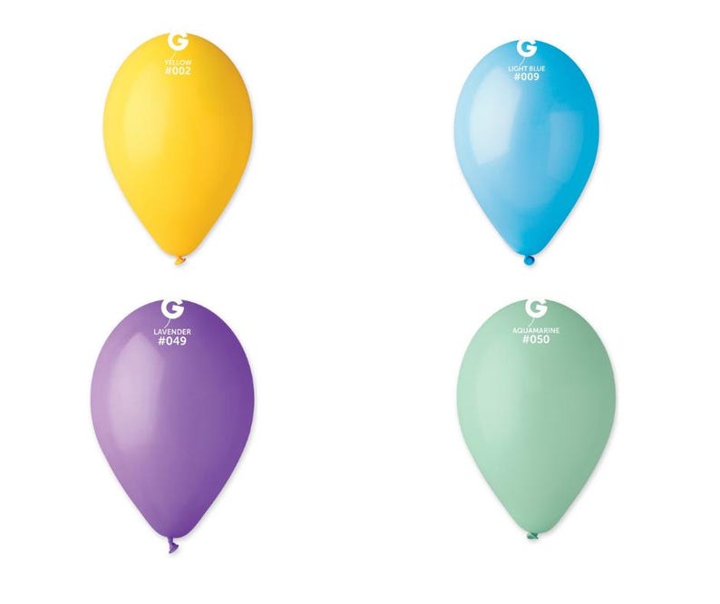 Puede incluir: Cuatro globos de colores: amarillo, azul claro, lavanda y aguamarina. Cada globo tiene una etiqueta blanca con una letra y un n&uacute;mero. El globo amarillo est&aacute; etiquetado como "YELLOW #002". El globo azul claro est&aacute; etiquetado como "LIGHT BLUE #009". El globo lavanda est&aacute; etiquetado como "LAVENDER #049". El globo aguamarina est&aacute; etiquetado como "AQUAMARINE #050".