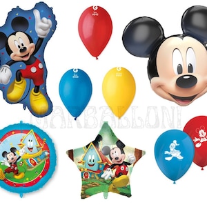 Pode incluir: Uma coleção de balões com o tema Mickey Mouse em várias formas e cores. Inclui uma grande cabeça do Mickey Mouse, um balão em forma de estrela com uma cena do Mickey Mouse e vários balões redondos e ovais em vermelho, azul e amarelo.