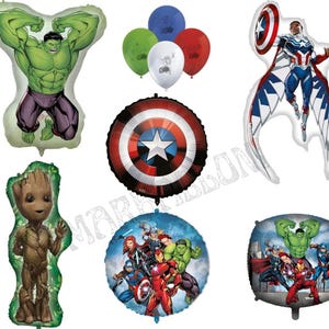 Op de afbeelding: Een verzameling folieballonnen met superheldenthema, waaronder Hulk, Captain America's schild, Groot en een ronde ballon met meerdere Avengers-personages. Er zijn ook verschillende latexballonnen in diverse kleuren.