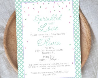 Op de afbeelding: Een lichtblauwe en wit geruite babyborrel uitnodiging met roze en groene sprinkles. De uitnodiging luidt "Sprinkled with Love" en is voor een babyborrel ter ere van Olivia. Het evenement is in The Bevy, 360 12th Avenue South, Naples, FL op 3 mei van 11:00 tot 13:00 uur. RSVP naar Emma op 703.456.7890 voor 25 april.