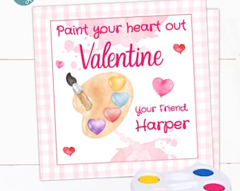 Peut inclure: Une carte en vichy rose et blanche avec le texte "Paint your heart out Valentine" et "Your Friend Harper". La carte présente une peinture à l'aquarelle d'une palette de peinture avec des puits de peinture en forme de cœur. Une petite palette de peinture en plastique avec six puits de peinture est également incluse.