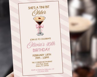 Peut inclure: Une invitation à rayures roses et blanches avec une bordure marron et dorée. L'invitation indique "She's a Tini Bit Older" avec un dessin d'un verre à martini avec un ruban rose. Le texte indique "Join us to celebrate Olivia's 40th Birthday" et comprend la date, l'heure, le lieu et les informations RSVP.
